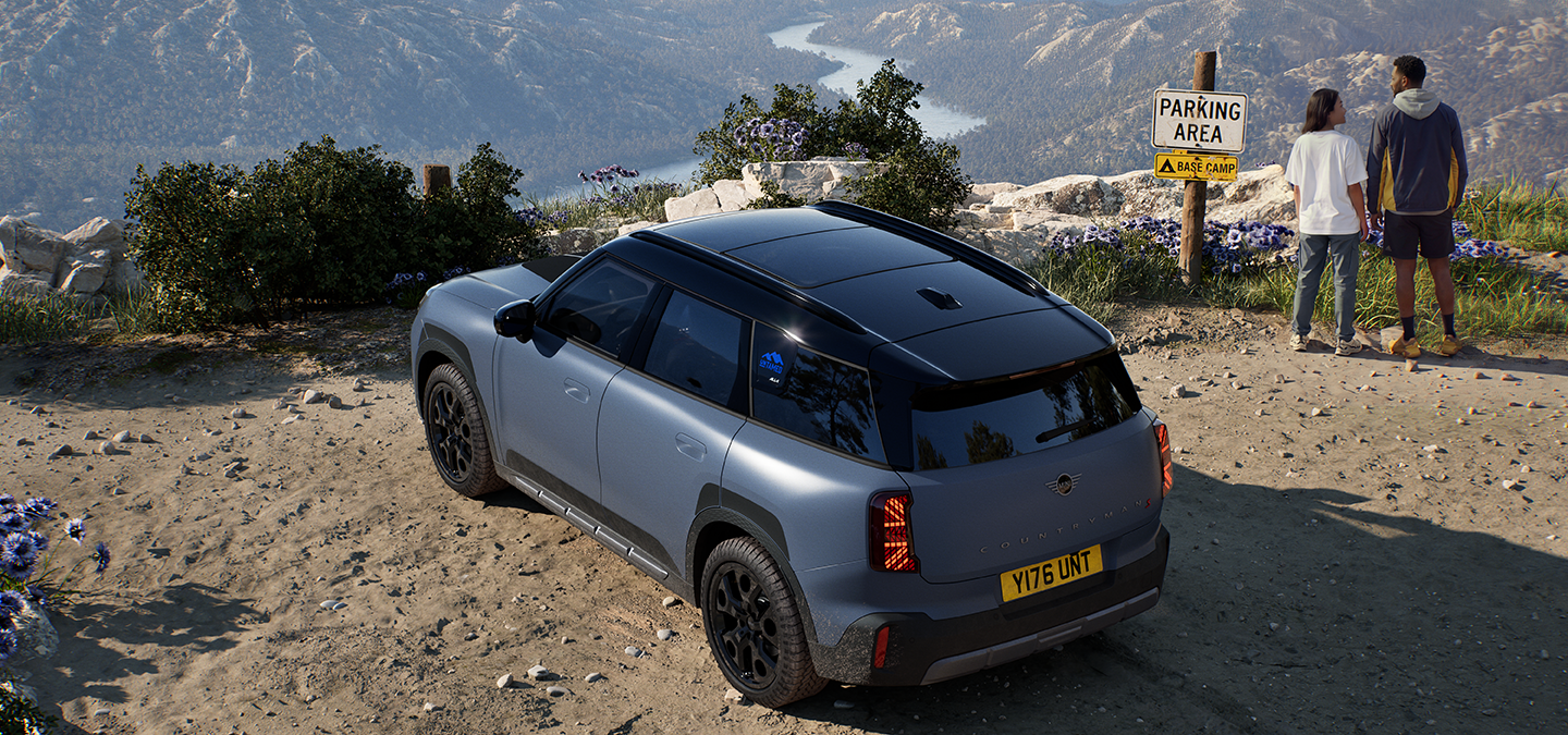 Skats no augšas uz MINI Countryman Untamed Edition aizmugures daļu.