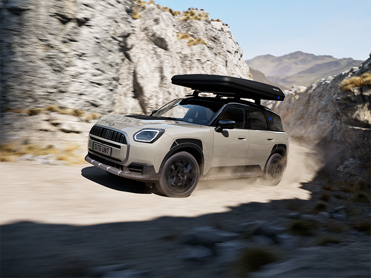 MINI Countryman Untamed Edition priekšdaļas attēls braucienā.