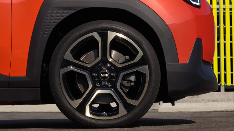 MINI – riepu kvalitātes standarti – pilnībā elektriskā MINI Aceman disks