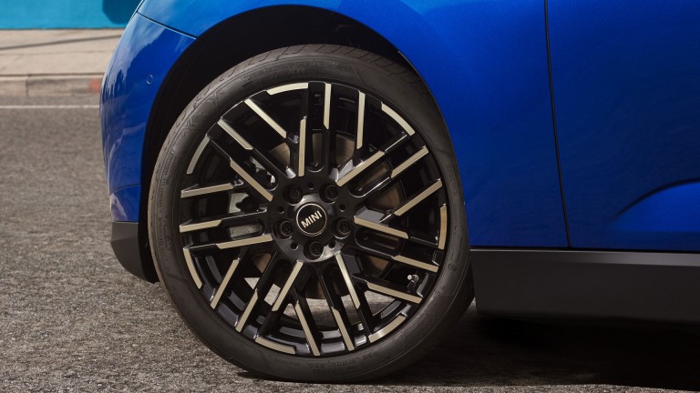 MINI – riepu kvalitātes standarti – pilnībā elektriskā MINI Cooper disks