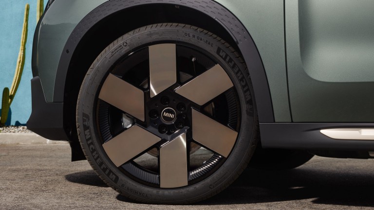 MINI – riepu kvalitātes standarti – pilnībā elektriskā MINI Countryman disks