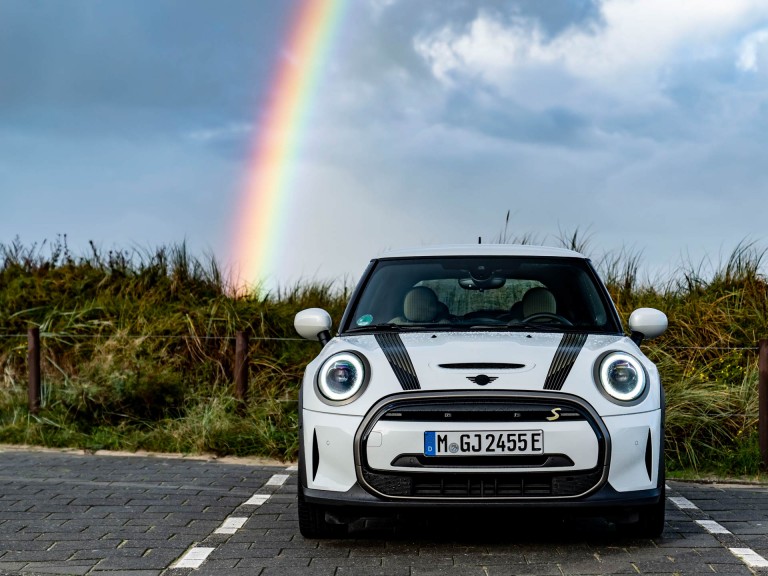 MINI Electric – Resolute versija – nanuq white krāsa