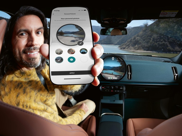 Pilnībā elektrisks MINI Countryman – uzlāde – connected uzlāde