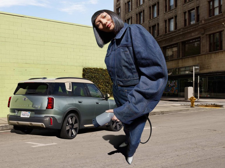 Pilnībā elektrisks MINI Countryman – uzlāde – publiskā uzlāde
