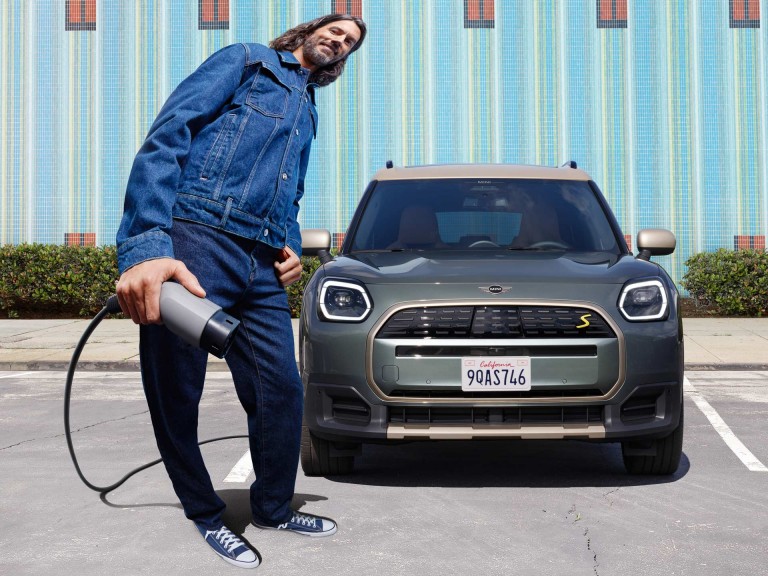 Pilnībā elektrisks MINI Countryman – uzlāde – uzlāde mājās