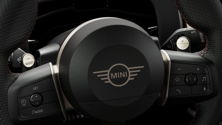Pilnībā elektrisks MINI Countryman – salons – stūre