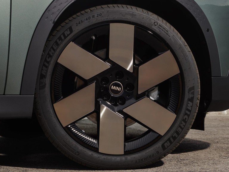 Pilnībā elektrisks MINI Countryman – ilgtspēja – otrreizējs alumīnijs