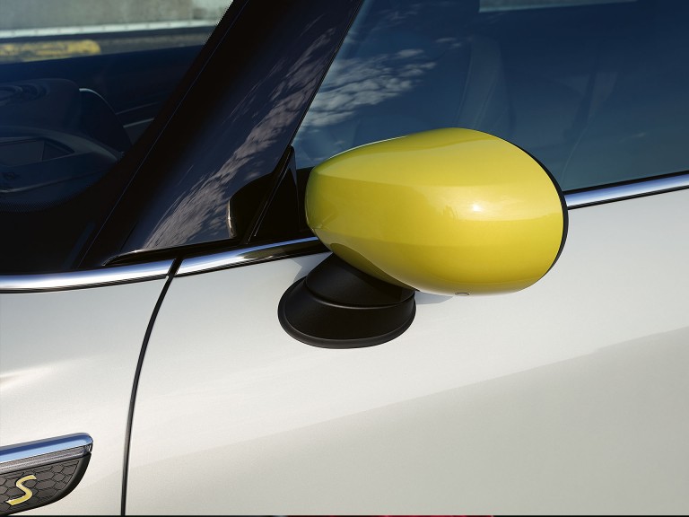 Trīsdurvju MINI Cooper SE – Energetic Yellow – krāsas