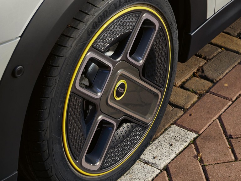 Trīsdurvju MINI Cooper SE – 17 collu diski – Power spoke dizains
