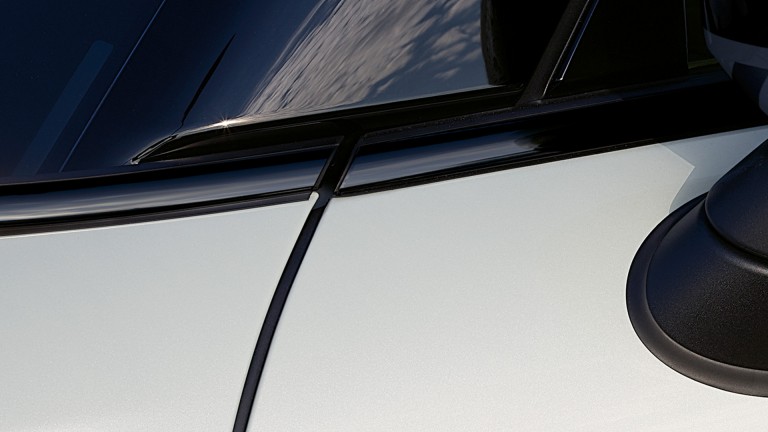 Trīsdurvju MINI Cooper SE – viduslīnijas apdares elements – Piano Black krāsa