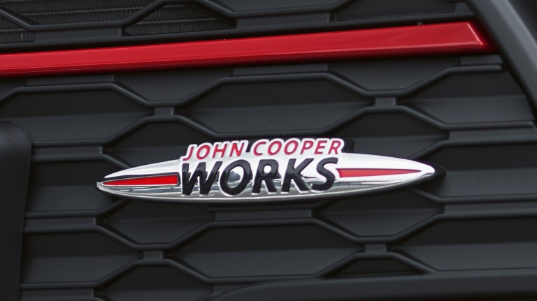 MINI John Cooper Works Clubman – priekšējais režģis – JCW emblēma