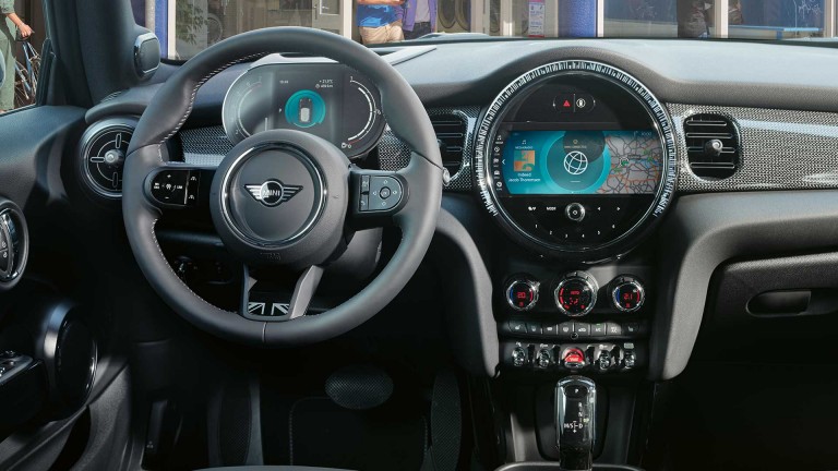 Trīsdurvju MINI Hatch – kokpits – komforta un tehnoloģiju pakotnes