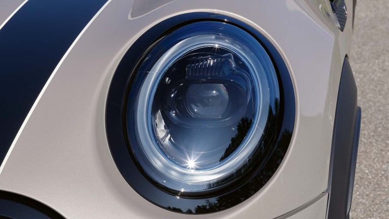 Trīsdurvju MINI Hatch – LED – adaptīvie priekšējie lukturi