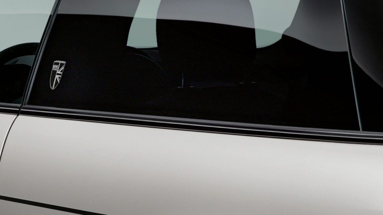 Trīsdurvju MINI Hatch – viduslīnijas apdares elements – Piano Black krāsa