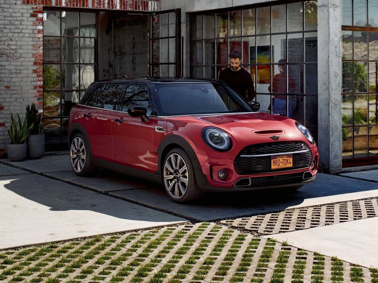 MINI Clubman – Red un Black krāsa – sešas durvis