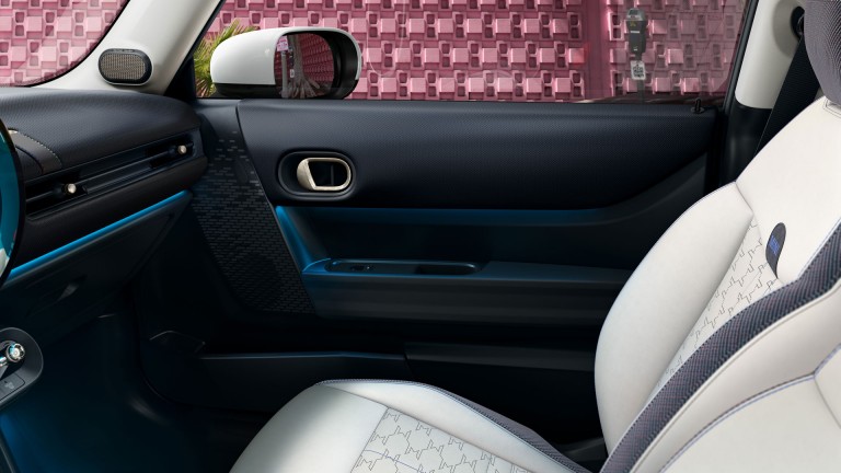Trīsdurvju MINI Cooper – mozaīka – salons