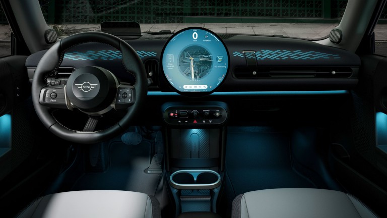 Trīsdurvju MINI Cooper – pielāgošana – personalizēšana – video