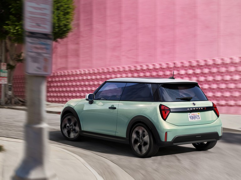 Trīsdurvju MINI Cooper – braukšanas pieredze – aerodinamikas efektivitāte