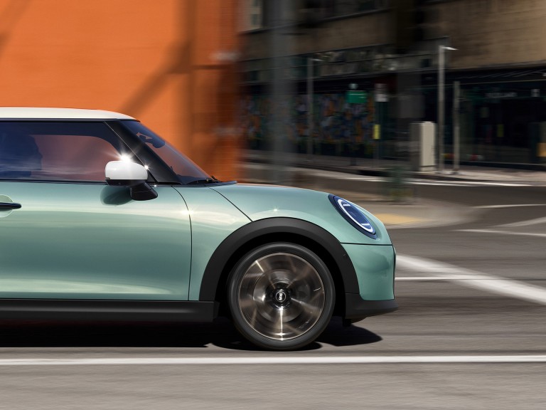 Trīsdurvju MINI Cooper – braukšanas pieredze – apkārtnes uzraudzīšana