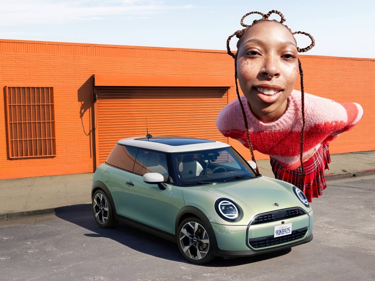 Trīsdurvju MINI Cooper – braukšanas pieredze – novietošanas palīgs