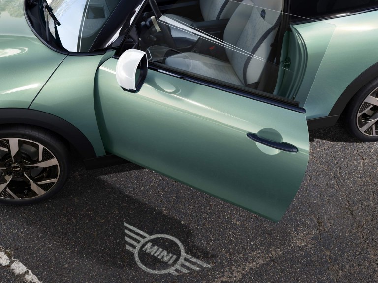 Trīsdurvju MINI Cooper – virsbūve – sagaidīšanas apgaismojums