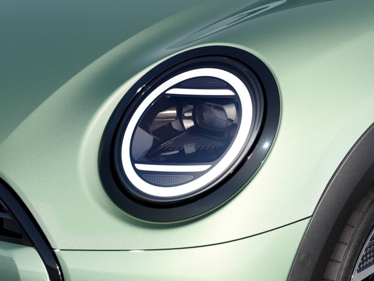 Trīsdurvju MINI Cooper – virsbūve – gaismas raksturiezīmes