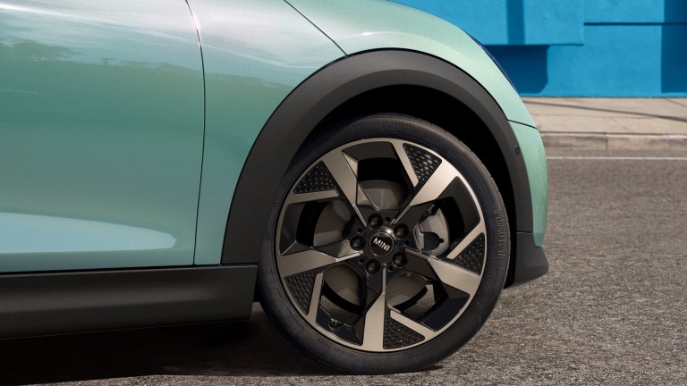 Trīsdurvju MINI Cooper – virsbūves galerija – detalizēts skats uz disku