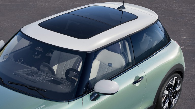 Trīsdurvju MINI Cooper – virsbūves galerija – detalizēts skats uz jumta lūku