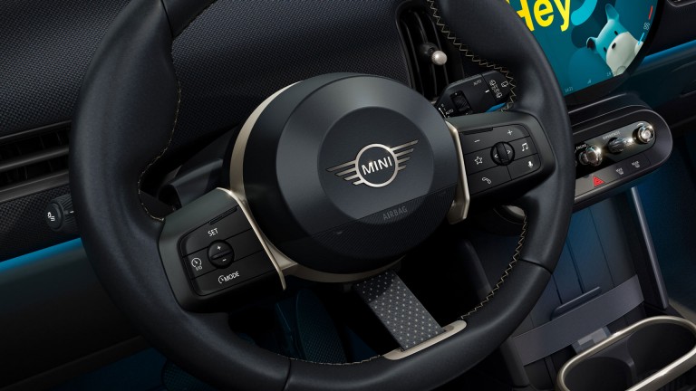 Trīsdurvju MINI Cooper – salons – lielāks prieks
