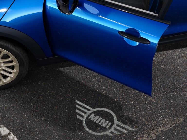 Piecdurvju MINI Cooper – virsbūves akcenti – raksturīgais sagaidīšanas apgaismojums