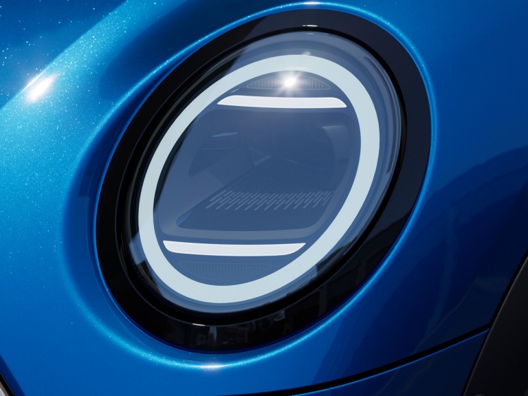 Piecdurvju MINI Cooper – virsbūve – gaismas raksturiezīmes