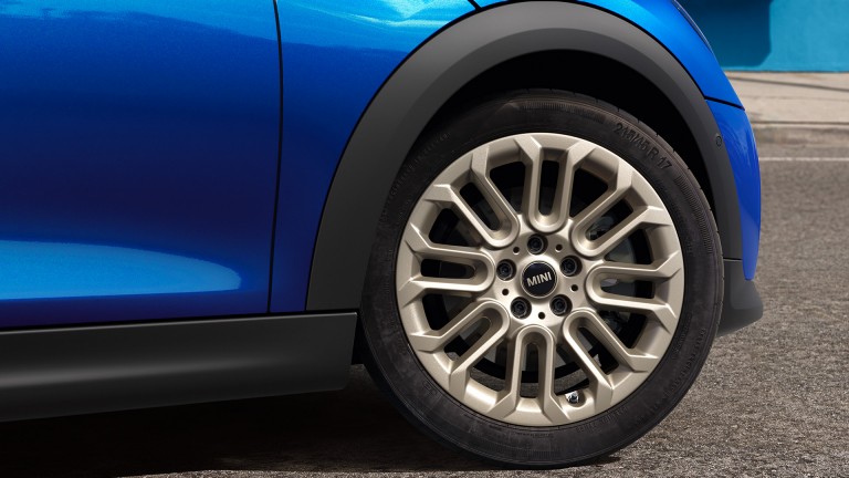 Piecdurvju MINI Cooper – virsbūves akcenti – diska tuvplāns
