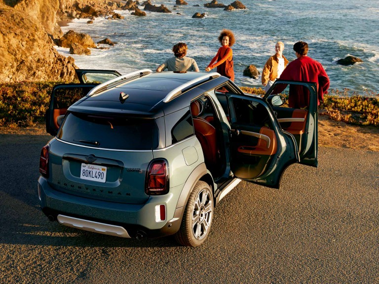 MINI Countryman F60 – Green un Black krāsa – vieta un telpa